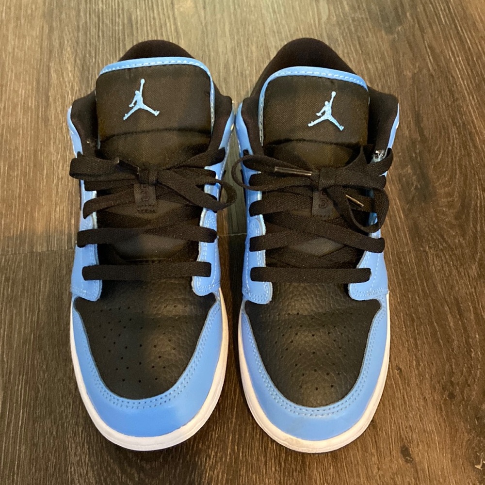 Jordan 1 Low (University Blue Black)